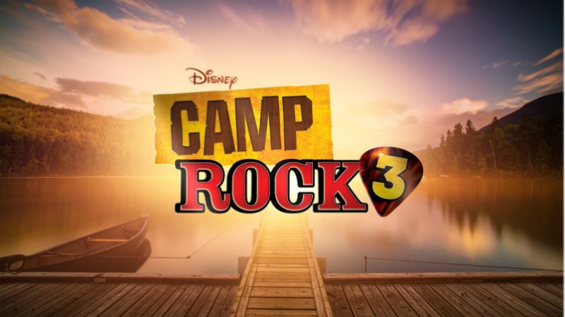 Logotipo de Camp Rock 3 sobre una púa de guitarra frente a un muelle de madera en un lago al atardecer.