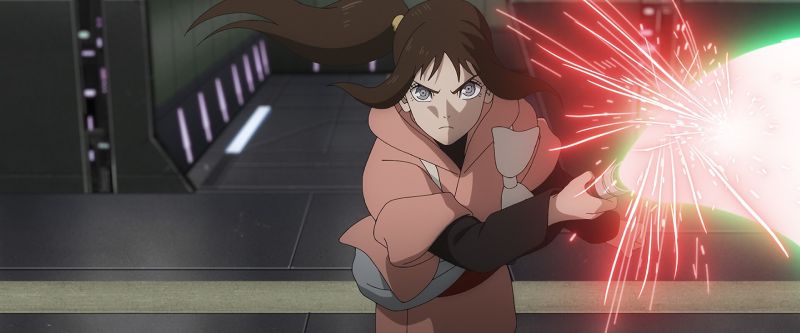 Plano medio de Kara en posición de combate empuñando su sable de luz verde contra chispas rojas durante un enfrentamiento intenso en un pasillo industrial.