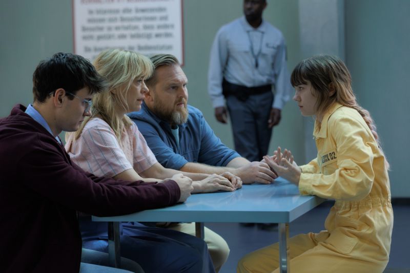Imagen promocional de la segunda temporada de Buscando a Wanda con personajes en una sala de visitas.