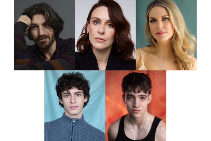 Nuevos actores confirmed para la serie Boys of Tommen Un collage fotográfico que muestra los retratos individuales de los cinco nuevos actores de la serie Boys of Tommen dispuestos en dos filas sobre un fondo blanco. En la fila superior se observan tres retratos de medio plano: a la izquierda, Eoin Macken con cabello castaño oscuro y barba mirando de frente; al centro, Róisín Gallagher con cabello castaño cobrizo y expresión neutral; a la derecha, Amy Huberman con cabello rubio ondulado. En la fila inferior se aprecian dos jóvenes: a la izquierda, Jamie Schneider con cabello rizado oscuro vistiendo un suéter azul; a la derecha, James Craven con cabello corto y playera negra de tirantes.