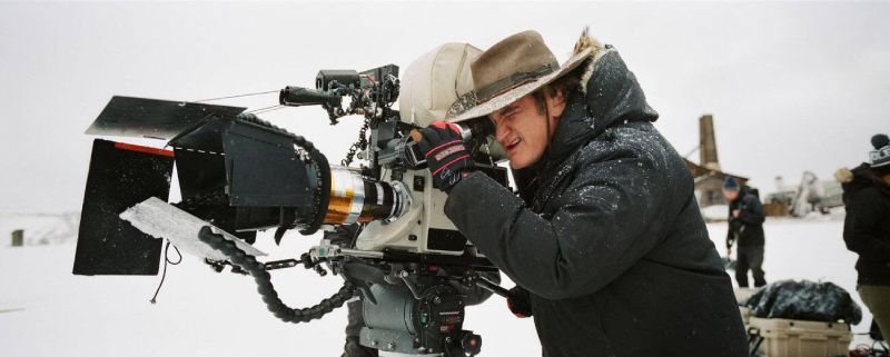 Persona operando una cámara de cine profesional en un entorno nevado durante una filmación en exteriores.
