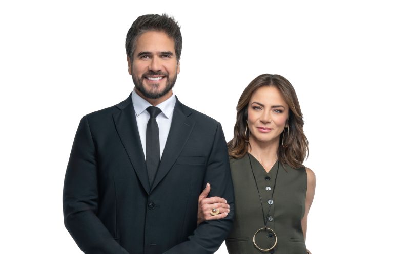 Silvia Navarro y Daniel Arenas en Guardián de mi vida Fotografía promocional de Silvia Navarro y Daniel Arenas posando juntos para la campaña oficial de la telenovela “Guardián de mi vida”.