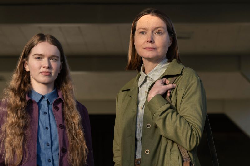 Summer H. Howell como Carrie White junto a Samantha Sloyan como Margaret White vestidas con ropa sobria y mirando fijamente hacia el frente.