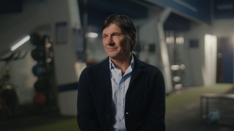 Hernán Cristante, exdirector técnico del Club Querétaro, sentado en una sala de entrenamiento rindiendo su testimonio.