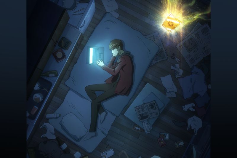 Ilustración en vista superior que muestra a un joven tendido en un colchón dentro de una habitación oscura y desordenada mientras revisa una laptop encendida, acompañado por la presencia de una carta flotante que emite una intensa luz dorada en la esquina superior derecha.