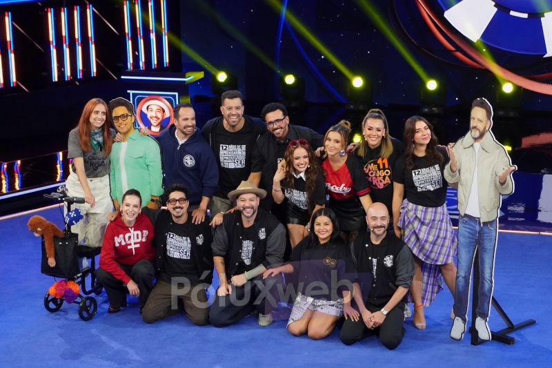 El elenco completo de la familia disfuncional de "Me Caigo de Risa" posando juntos en el foro de televisión durante la presentación de la temporada 12.