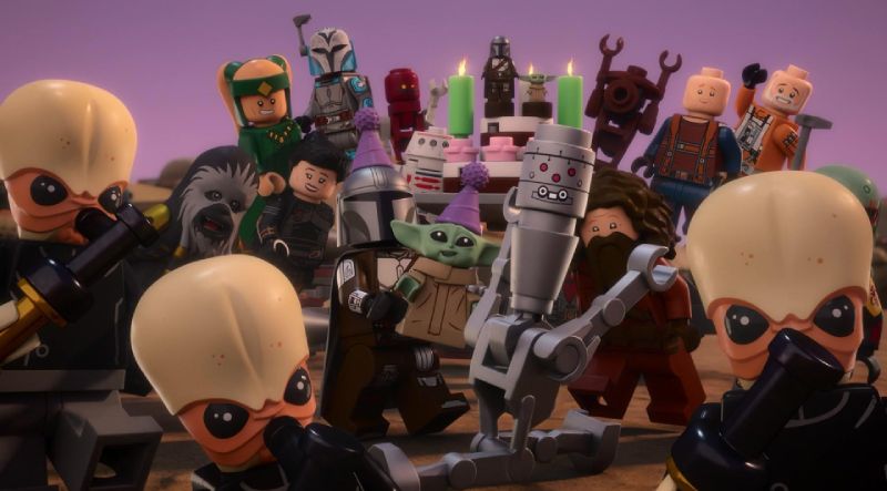Fiesta de cumpleaños y celebración para Mando y Grogu en estilo LEGO Celebración llena de personajes LEGO rodeando a Din Djarin y a Grogu con gorritos festivos frente a un pastel gigante con velas verdes, incluyendo a IG-11, cantantes Bith y aliados galácticos.