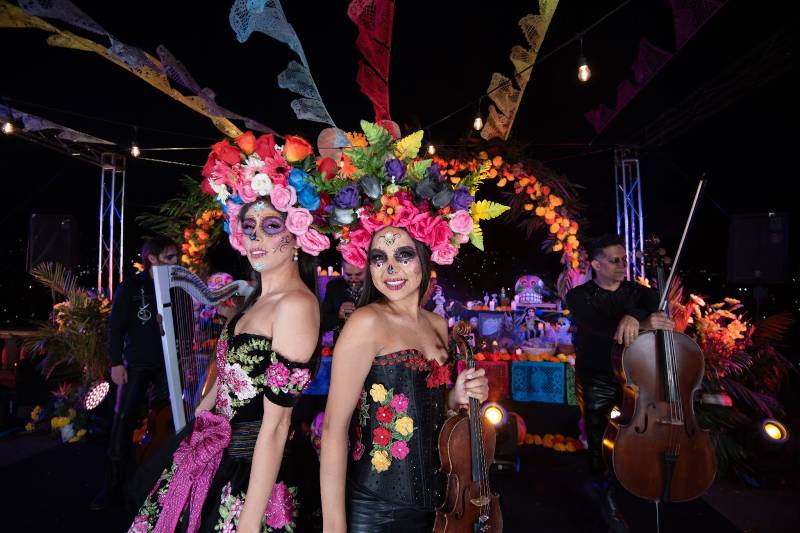 Mujeres caracterizadas por Día de Muertos