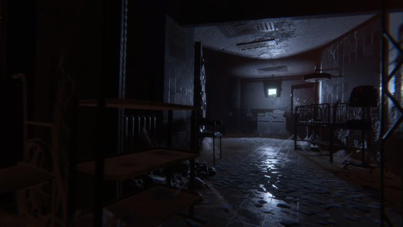 Dark Atlas — Hospital en ruinas Habitación hospitalaria deteriorada con mobiliario dañado y luz tenue.