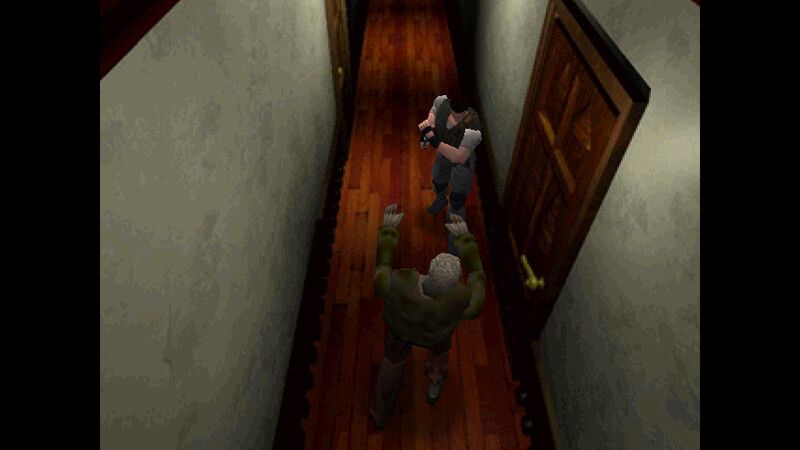 Escena de un videojuego de estilo survival horror con perspectiva superior, donde un personaje armado enfrenta a una criatura humanoide en un pasillo estrecho con puertas y paredes de madera.
