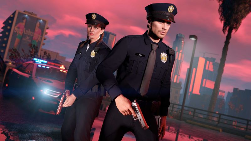 Dos oficiales de policía posan frente a una patrulla con luces encendidas en una ciudad al atardecer, con un estilo visual inspirado en el universo de GTA.