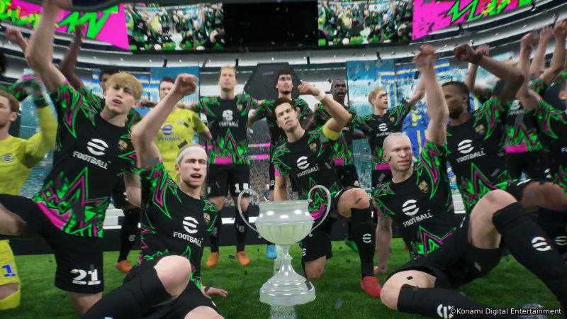 Jugadores celebran alrededor de un trofeo en un estadio lleno, con uniformes de eFootball y estética digital propia del videojuego.