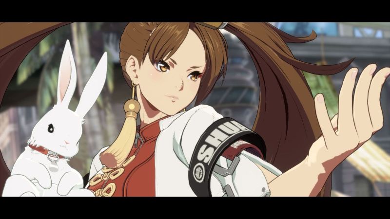Personaje femenino de estilo anime sosteniendo un conejo blanco, con vestimenta roja y detalles dorados, en un entorno urbano estilizado.