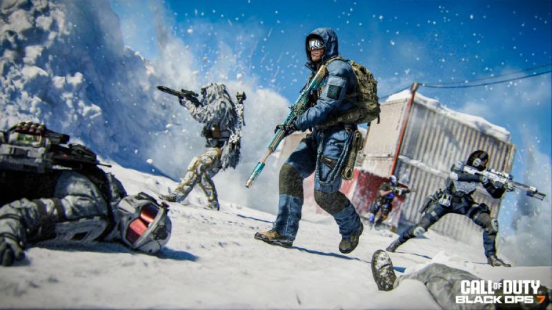 Escena de combate en un entorno nevado de Call of Duty Black Ops 7 con varios soldados en acción utilizando armamento táctico.