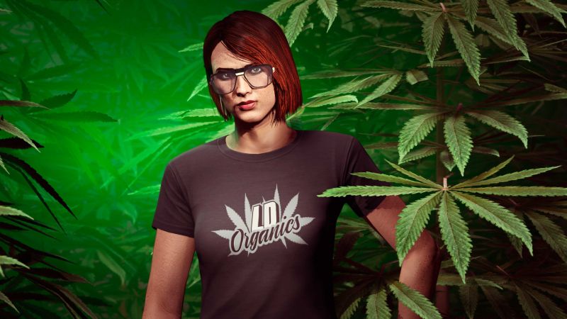 Evento 20/4 en GTA Online con recompensas especiales Personaje femenino dentro de GTA Online con camiseta de LD Organics rodeada de plantas, representando el evento temático 20/4.