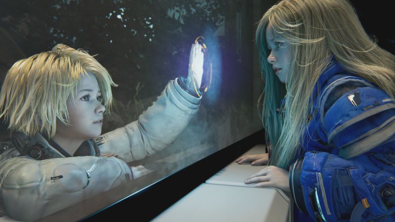 Dos personajes jóvenes separados por una superficie transparente, uno con traje futurista y otro con armadura azul, conectados por un dispositivo luminoso en un entorno oscuro.