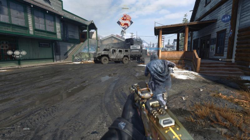 Combate urbano nevado – BlackCell Vista en primera persona con un arma dorada en un pueblo nevado mientras un operador corre al frente.