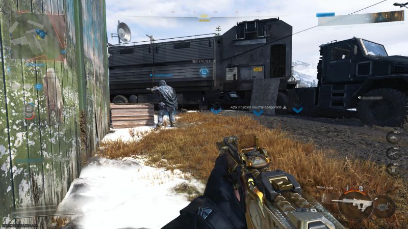 Punto neutral asegurado – BlackCell Jugador apuntando un rifle dorado hacia un soldado en un entorno mixto de nieve, madera y vehículos militares.