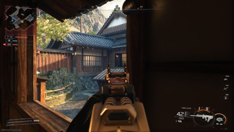 Operación en templo – BlackCell Vista en primera persona desde una estructura de madera hacia un templo japonés tradicional.