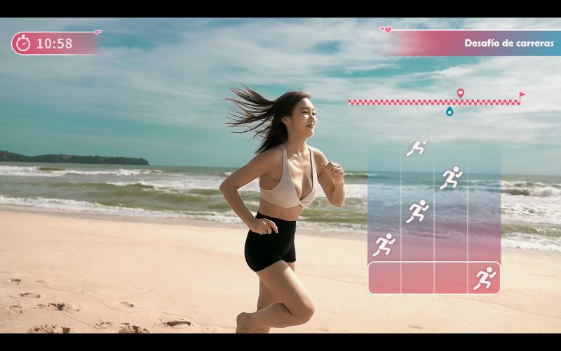 Minijuegos e interacciones en Island of Hearts Minijuego de carrera en la playa con interfaz lateral y temporizador mientras una de las chicas corre a la orilla del mar.