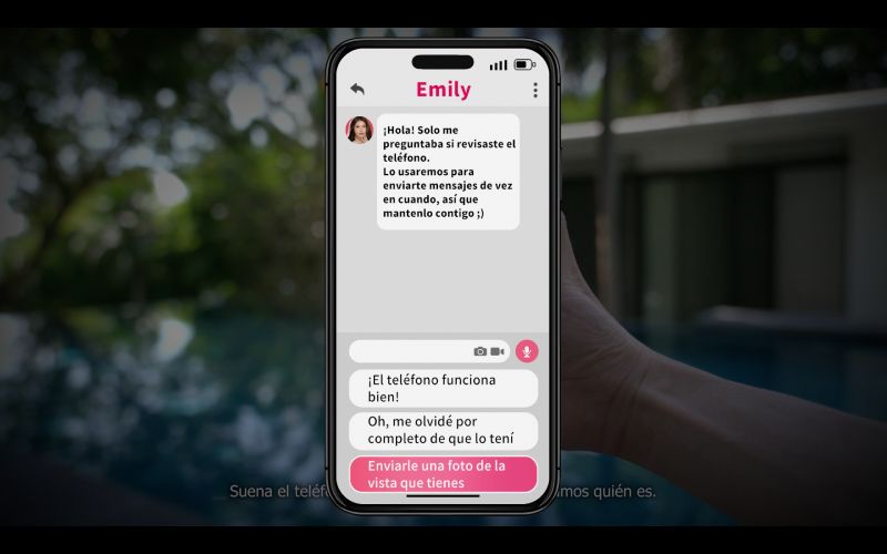 Interfaz de teléfono celular e interacción por mensajes Primera persona sosteniendo un teléfono inteligente dentro del juego recibiendo un mensaje de texto de Emily con varias opciones de respuesta.