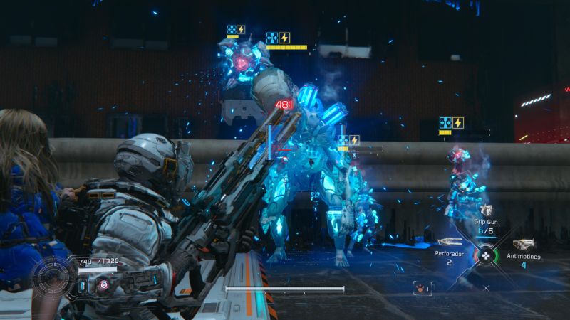 Personaje disparando a enemigos energéticos azules en un entorno industrial.