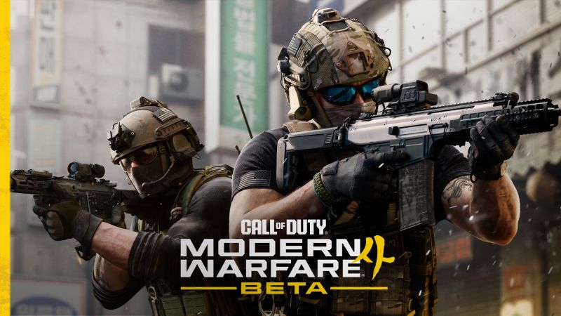 Arte promocional de la Beta de Call of Duty: Modern Warfare 4. En primer plano aparece un soldado táctico equipado con casco, gafas de sol reflectantes azules, chaleco antibalas y portando un rifle de asalto moderno apuntando hacia la derecha. A su lado se encuentra otro operador con máscara táctica y casco. En la parte inferior central destaca el logotipo oficial del juego "CALL OF DUTY MODERN WARFARE 4 BETA" sobre un fondo urbano con arquitectura asiática.