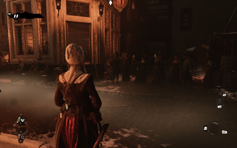 Exploración e investigación urbana en Ámsterdam Vista en tercera persona de Noa vestida con atuendo tradicional de ciudadana recorriendo una calle de Ámsterdam iluminada por faroles nocturnos.