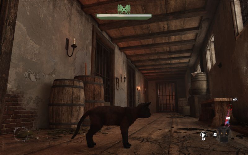 Control del personaje felino Bateraze Gameplay en tercera persona controlando al gato negro dentro de un pasillo de madera con barriles y celdas al fondo.