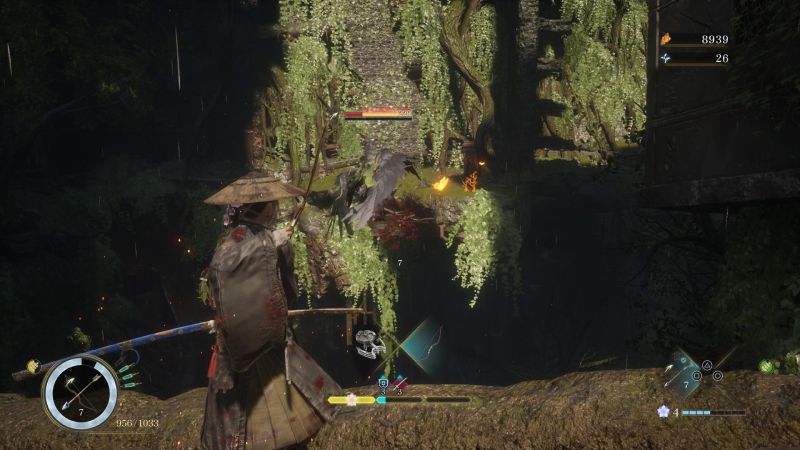 Vista en tercera persona con interfaz de combate (HUD) donde Emma apunta con su arco a un enemigo volador en un entorno de ruinas oscuras.