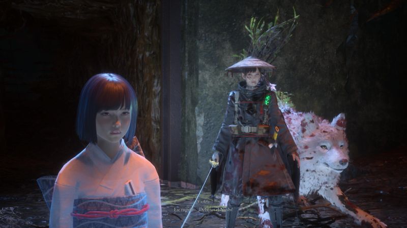 Escena cinematográfica que muestra en primer plano a Violeta, un personaje con atuendo tradicional blanco, mientras al fondo observa Emma con su espada desenvainada y Koo al acecho.