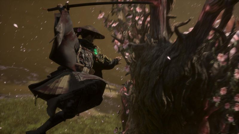 Captura de pantalla de combate donde Emma salta por los aires empuñando una katana para realizar un corte a una criatura cubierta de pétalos de cerezo.