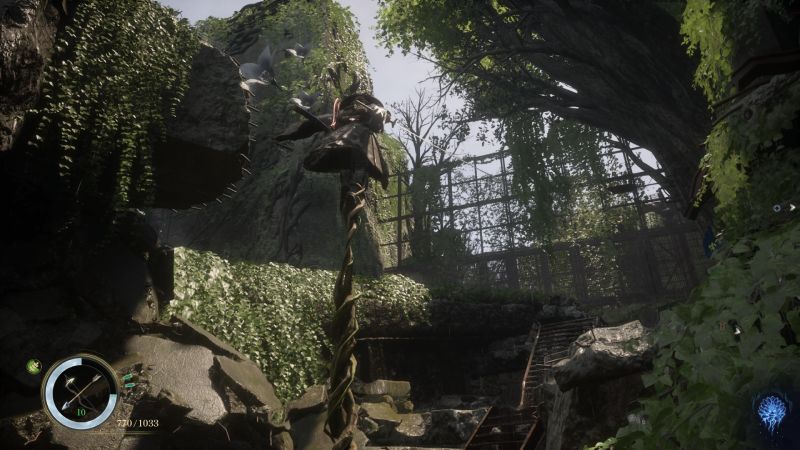 Captura del sistema de exploración que muestra a Emma trepando en el aire mediante una raíz generada como gancho en medio de ruinas cubiertas por vegetación.