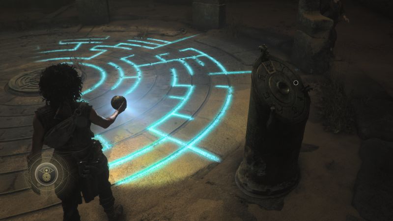 Rompecabezas de luz y patrones de laberinto Sophia sosteniendo una esfera luminosa frente a un dispositivo antiguo que proyecta un patrón de laberinto brillante en el suelo.
