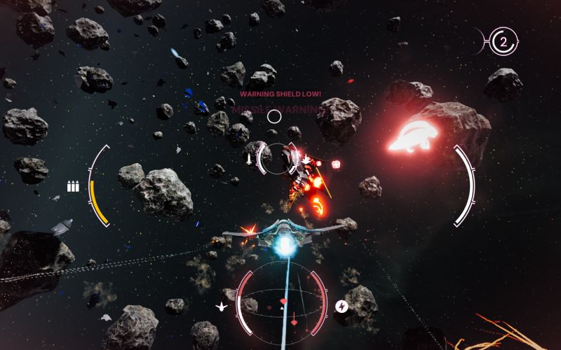 Combate espacial en campo de asteroides en Rogue Eclipse Vista en tercera persona de la nave espacial navegando en un denso campo de asteroides mientras la interfaz muestra alertas de escudero y misiles.