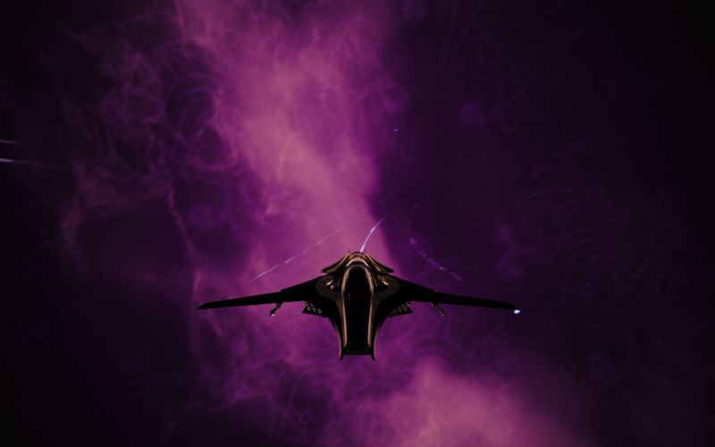 Diseño de la nave en Rogue Eclipse Vista posterior de la nave espacial del jugador volando de manera solitaria contra una nebulosa espacial en tonos violeta.