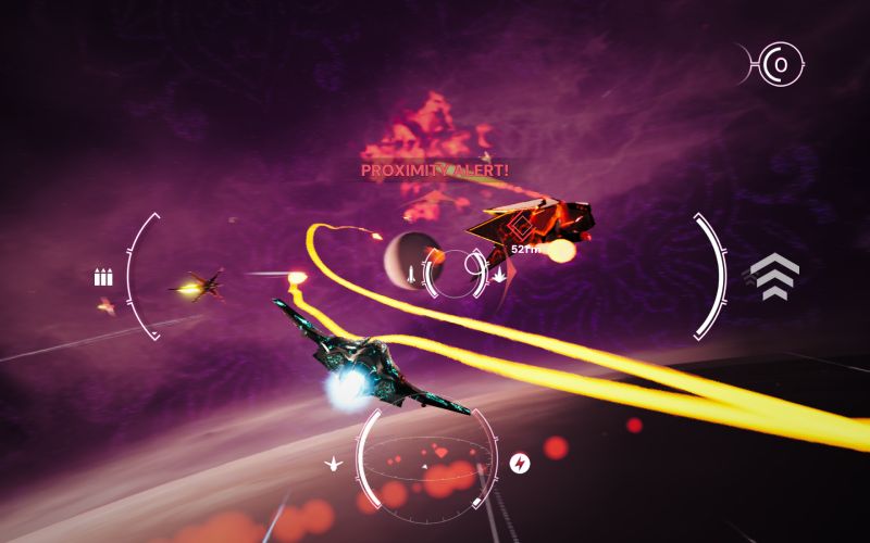 Acción intensa y maniobras de evasión en Rogue Eclipse Escena de acción donde la nave esquiva proyectiles trazadores de color amarillo y alerta de proximidad en pantalla.