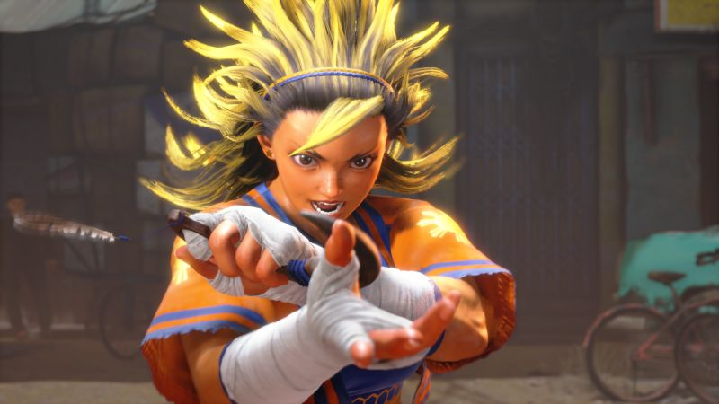 Yasmine con dagas karambit en guardia Primer plano cinemático de Yasmine cruzando sus brazos en guardia blandiendo sus dagas karambit con el cabello amarillo erizado y mirada desafiante.