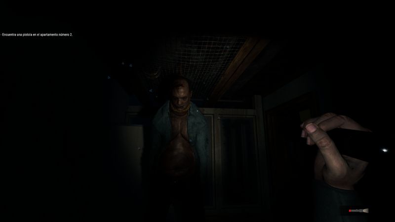 Habitación oscura con un cuerpo suspendido del techo y una linterna enfocando la escena.