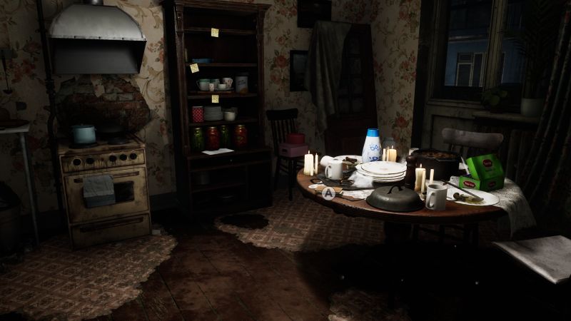 Cocina antigua con utensilios, conservas y mesa desordenada en ambiente soviético deteriorado.