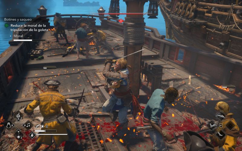 Captura del sistema de combate durante un abordaje naval donde Edward Kenway ejecuta un ataque cuerpo a cuerpo contra soldados enemigos en la cubierta de un barco.