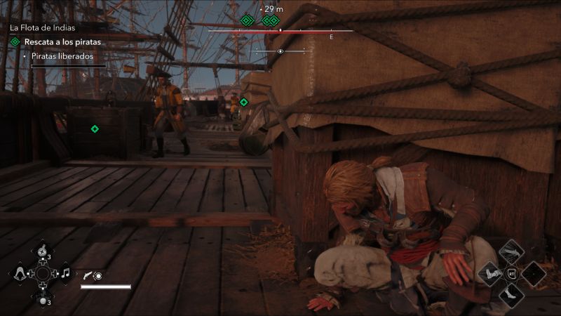 Edward agachado en cobertura sigilosa detrás de unas cajas en la cubierta de un barco mientras patrullan guardias enemigos en el fondo.