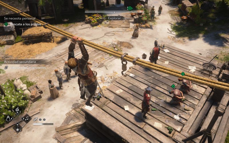 Vista en tercera persona con interfaz de usuario donde Edward Kenway se desliza por una tirolesa de cuerda sobre un muelle de madera para rescatar a piratas prisioneros custodiados por guardias.