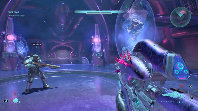 Infiltración cooperativa con el Sargento Johnson en Halo: Campaign Evolved Vista en primera persona del jugador sosteniendo un Needle Rifle con agujas rosas luminosas, mientras el Sargento Johnson camina a la izquierda dentro de una estructura alienígena con cápsulas en un entorno violeta.