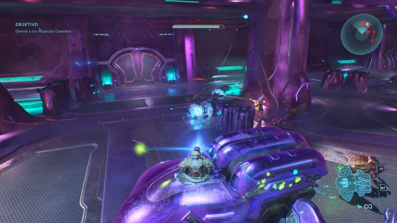 Mecánica de secuestro de vehículos en Halo: Campaign Evolved Vista superior en tercera persona del Master Chief realizando la acción de secuestrar y abordar un vehículo Ghost violeta del Covenant en un interior alienígena.