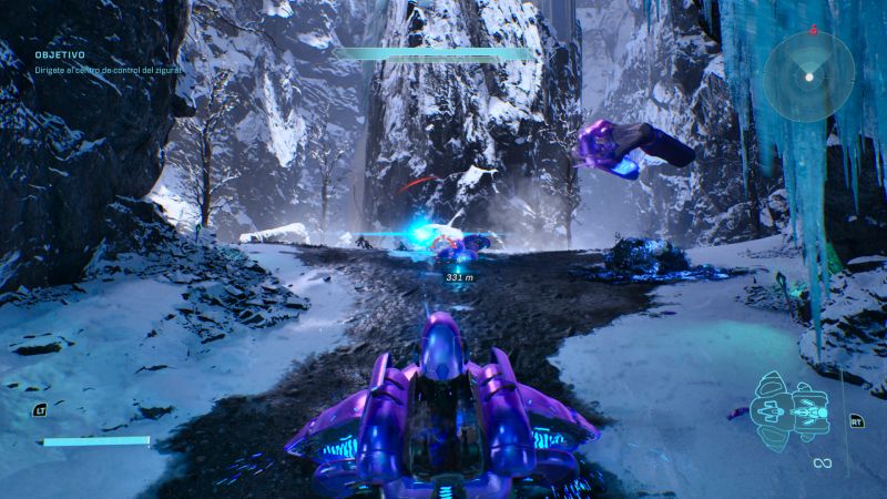 Conducción del Ghost en escenarios de nieve en Halo: Campaign Evolved Vista desde la parte trasera de un Ghost morado desplazándose velozmente por un desfiladero nevado dirigiéndose hacia fuerzas enemigas al fondo.
