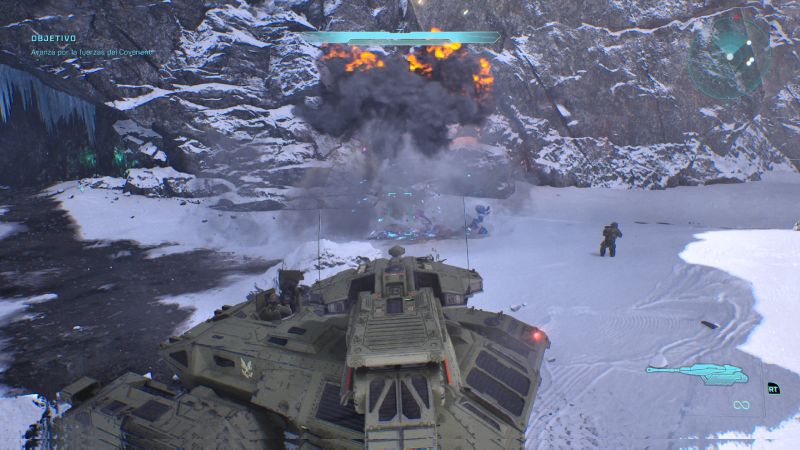 Potencia de fuego del tanque Scorpion en Halo: Campaign Evolved Vista posterior de un tanque Scorpion verde en un paisaje helado presenciando una gran explosión con humo y fuego al impactar contra posiciones enemigas.
