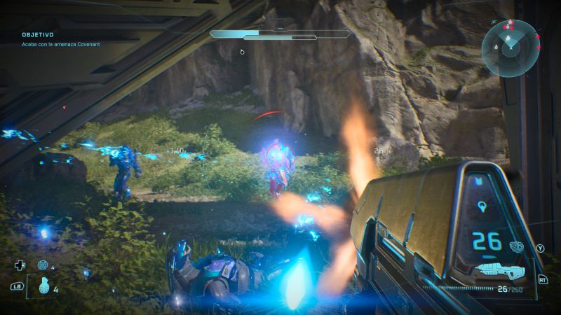 Uso del clásico Rifle de Asalto en Halo: Campaign Evolved Vista en primera persona del Rifle de Asalto disparando con fogonazo naranja hacia enemigos Covenant en un entorno natural rodeado de vegetación y rocas.