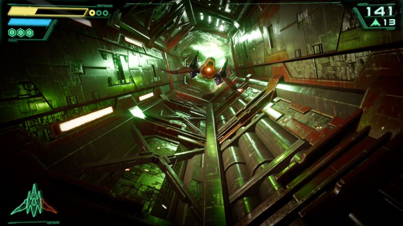 Nave avanzando por un túnel metálico iluminado con tonos verdes y naranjas.