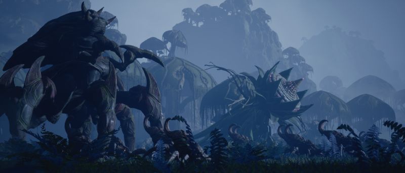 Captura del entorno que muestra a una facción de criaturas alienígenas de aspecto arácnido e insectoide emergiendo en un bosque alienígena oscuro y denso.